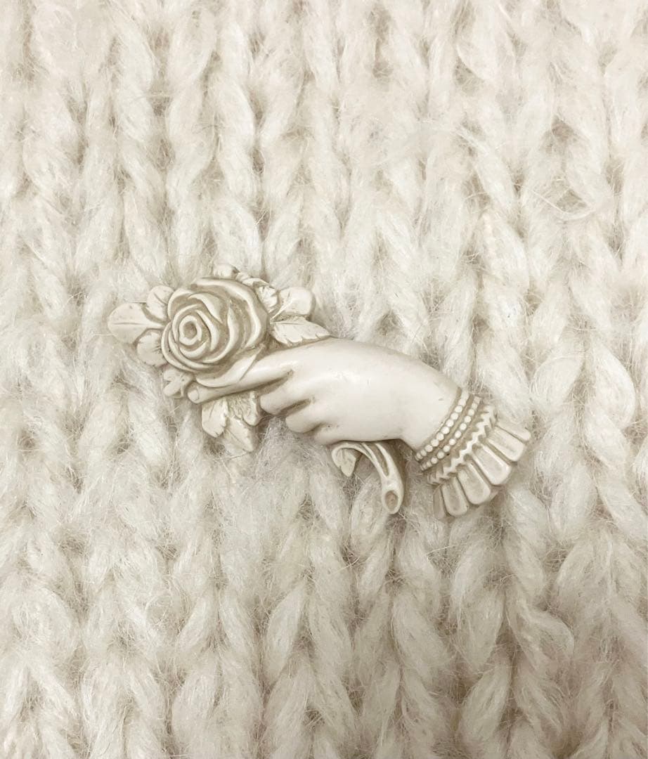 アンティーク　アイボリー　ハンドモチーフ　フラワー　ブローチ