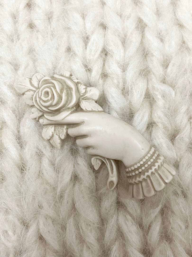 アンティーク　アイボリー　ハンドモチーフ　フラワー　ブローチ