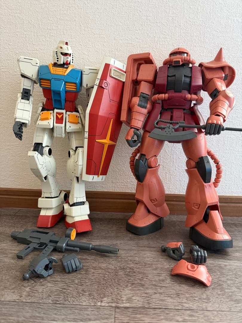 ガンダム、シャア専用ザクメガサイズモデルセット　ジャンク完成品