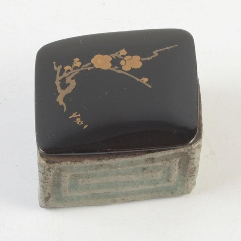 茶道具　青磁　蓋物　香合　梅木蒔絵蓋付　花押あり　時代箱　V　9493