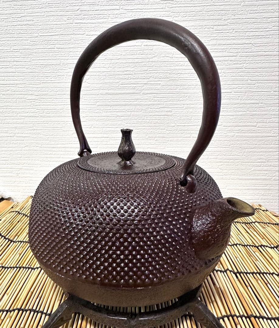 未使用品、付属品付　南部㐂州 喜州 (及川 喜徳)造　鍛治打袋鉉１５型　南部鉄瓶