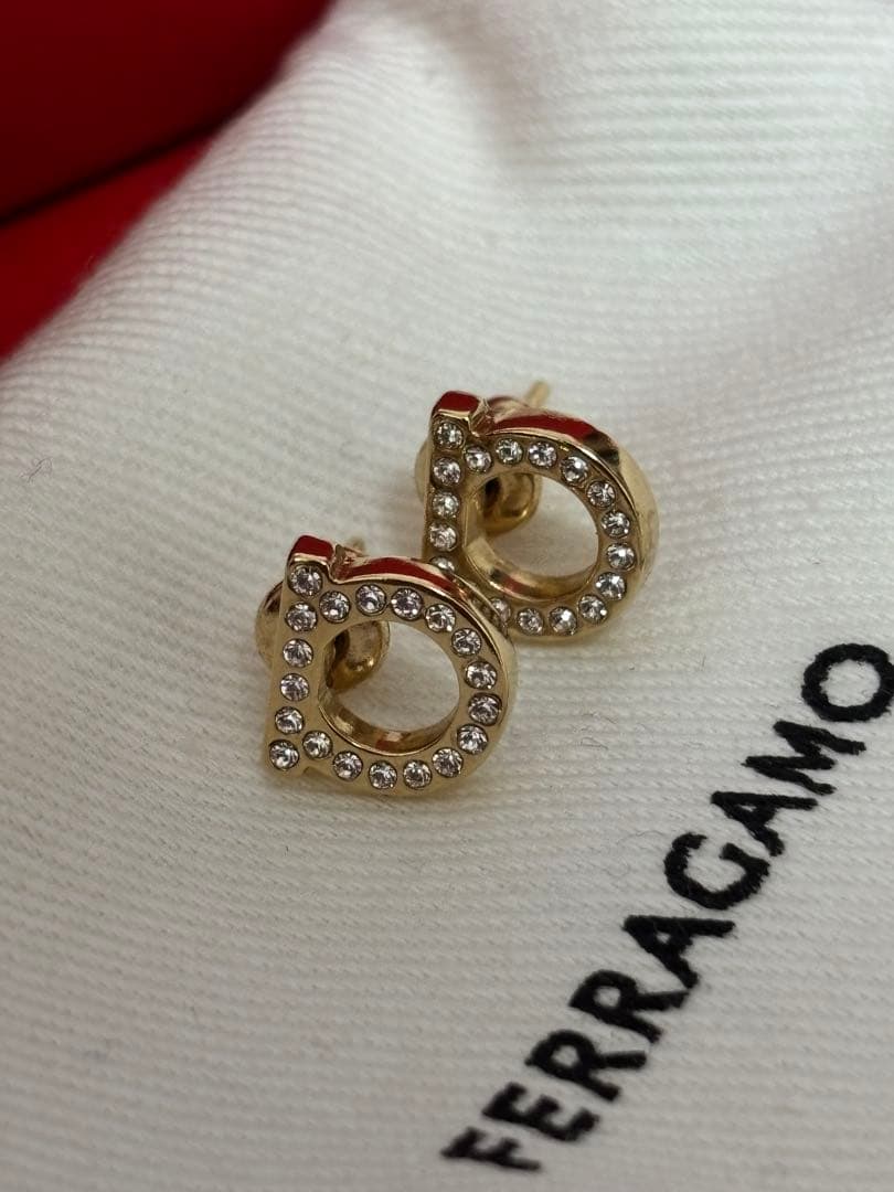 【ショッパー・箱付き】FERRAGAMO ガンチーニ クリスタルピアス