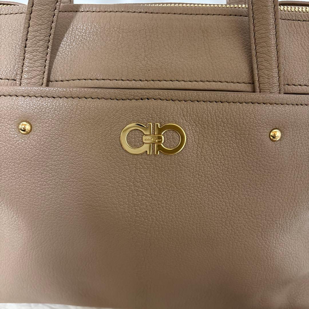 な*a様 フェラガモ　ベージュ レザー ハンドバッグ