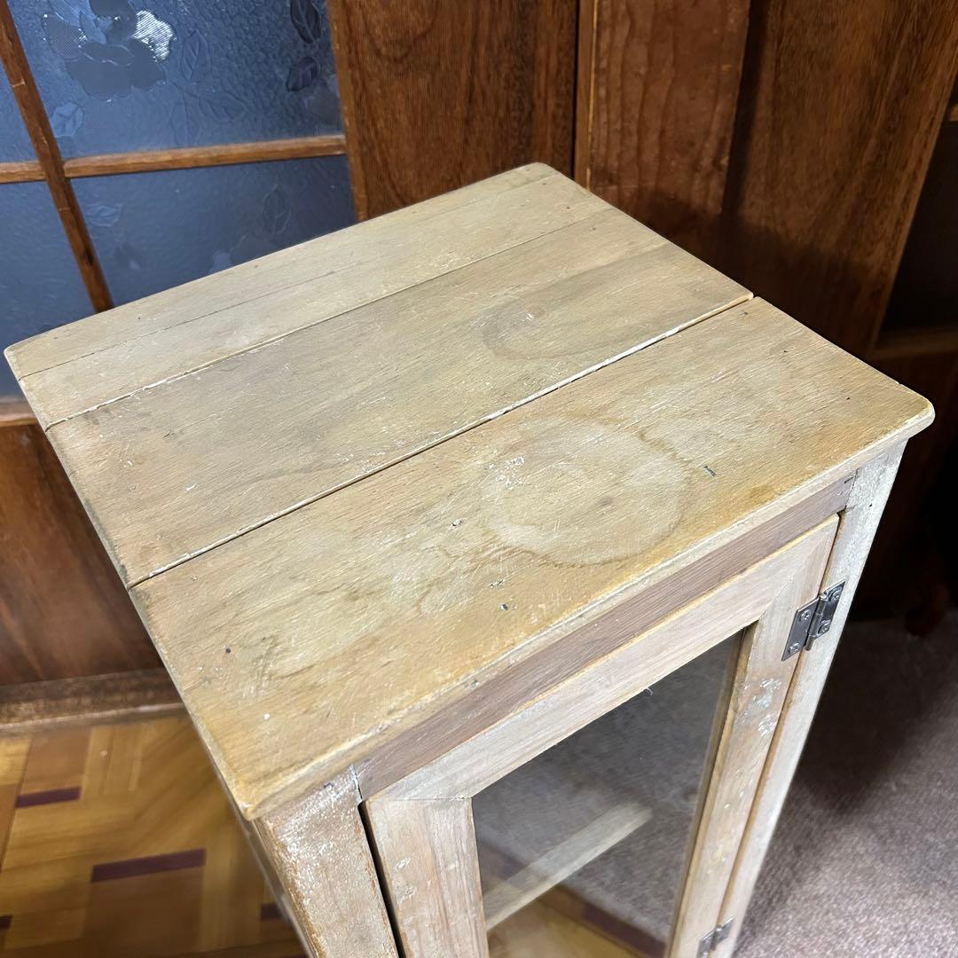 脚付き アンティーク調 ガラス ￼キャビネット