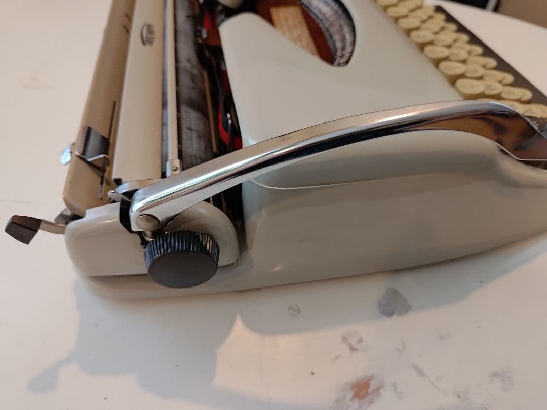 【完動品】TRIUMPH Tippa タイプライター（ドイツ製）ケース付き