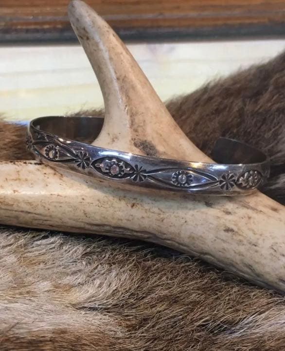 インディアンジュエリー　シルバー925バングル　ヴィンテージ 手彫り　1点モノ