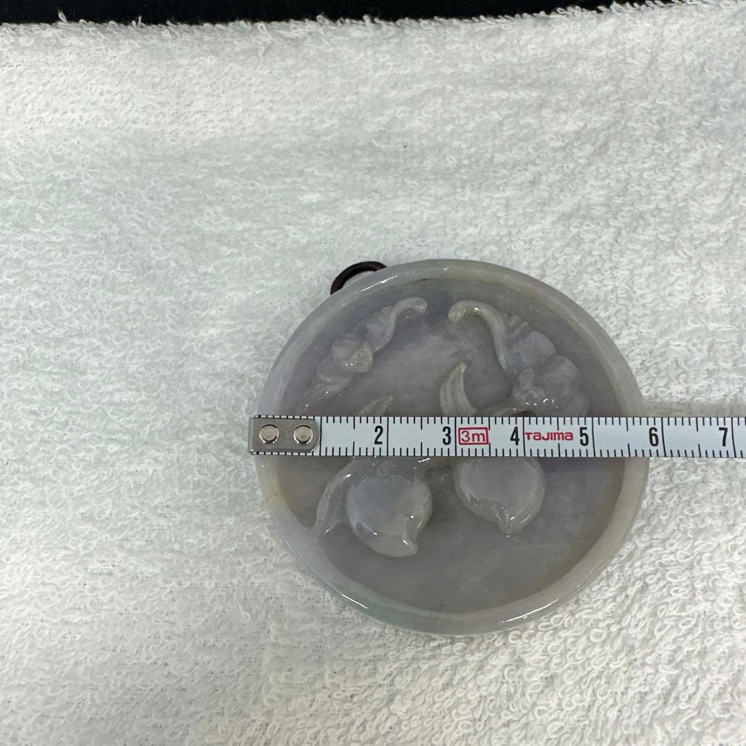 翡翠 魚と松の彫刻 円形装飾品