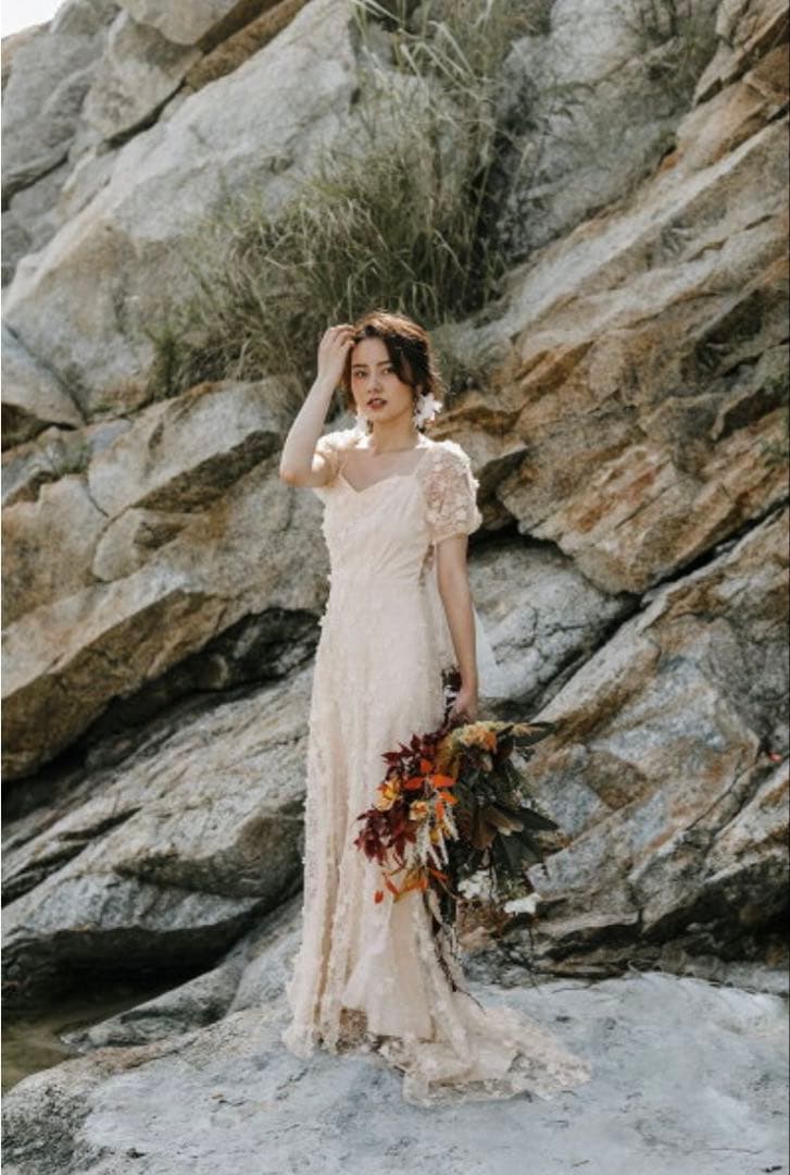 フラワーモチーフクリーム色ウェディングドレス