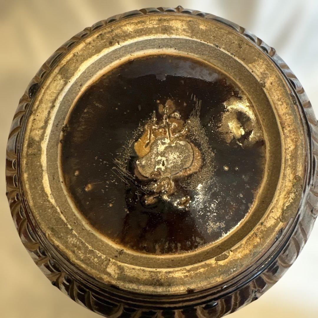 【壺屋焼】黒釉唐草掻き落とし大壺