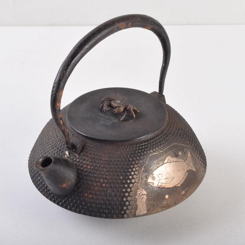 北大路魯山人作　布目象嵌　魚蟹文　鉄瓶　M　8677