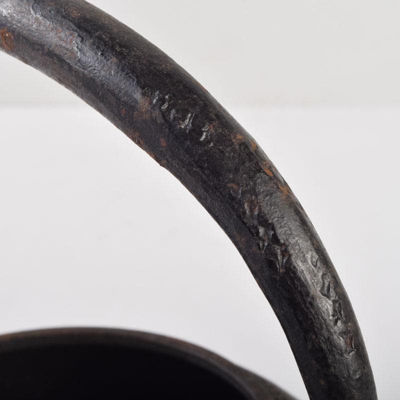 北大路魯山人作　布目象嵌　魚蟹文　鉄瓶　M　8677