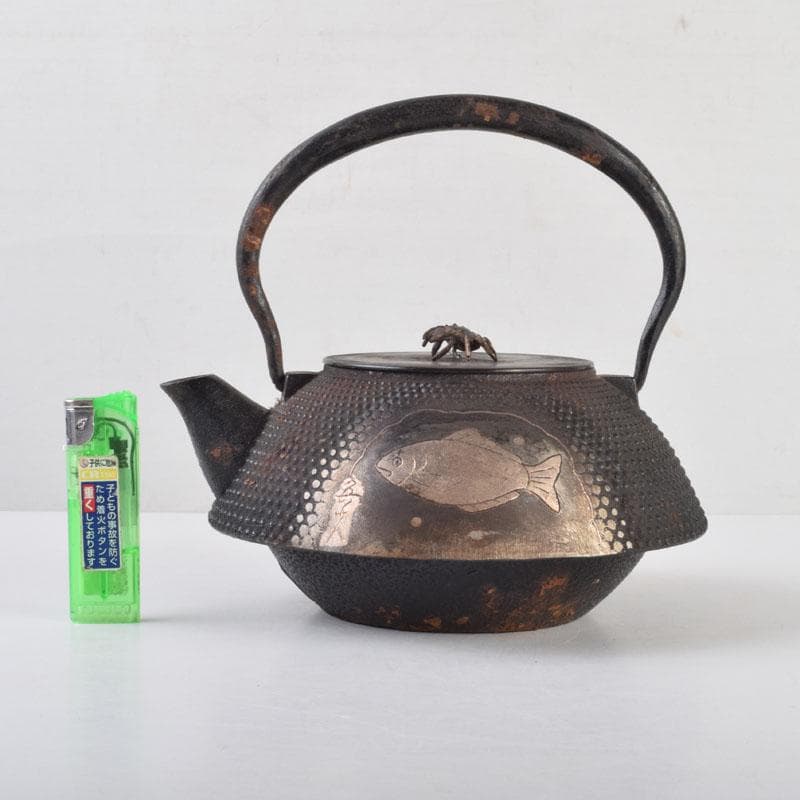 北大路魯山人作　布目象嵌　魚蟹文　鉄瓶　M　8677