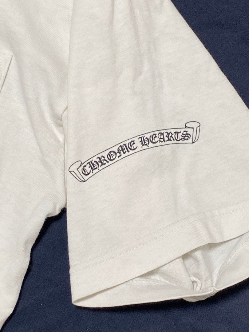 CHROME HEARTS（クロムハーツ）OLD SCROLL Tシャツ