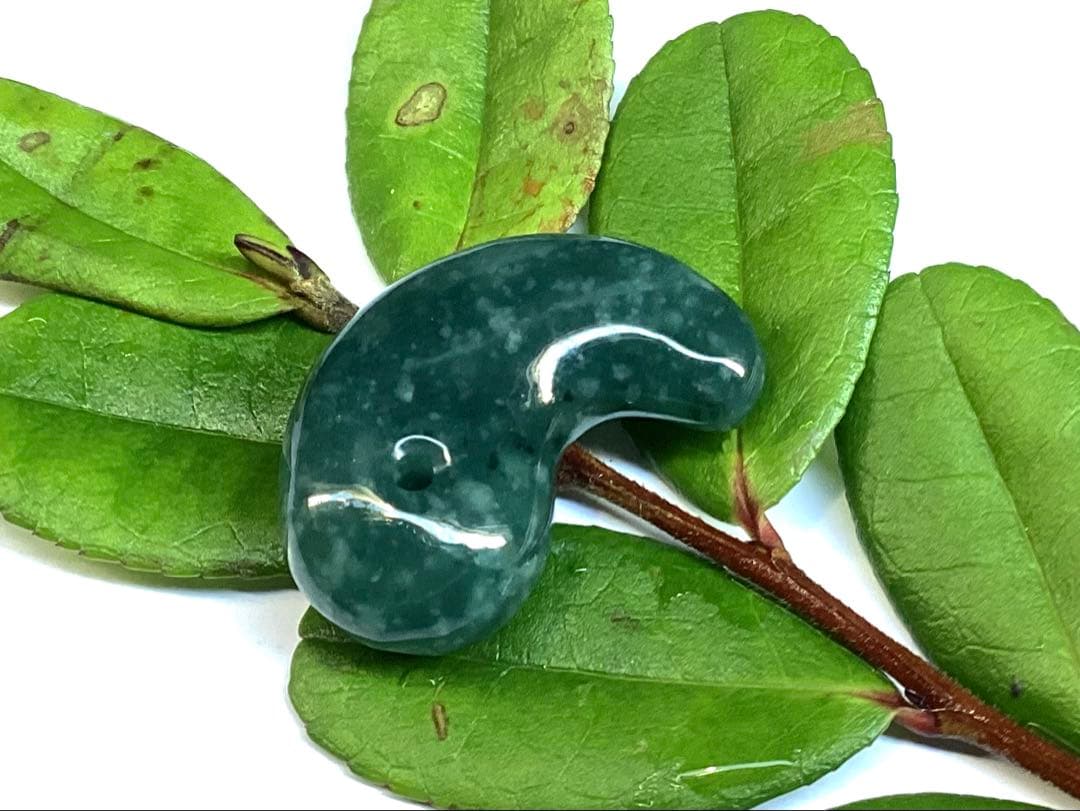 ✳翡翠製御守り 濃厚青緑色 鑑別書付　糸魚川翡翠*入りコン沢勾玉　鑑別書付の本物