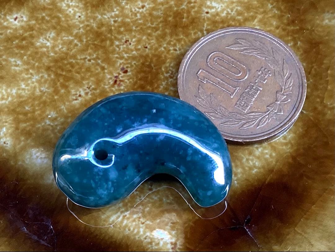 ✳翡翠製御守り 濃厚青緑色 鑑別書付　糸魚川翡翠*入りコン沢勾玉　鑑別書付の本物