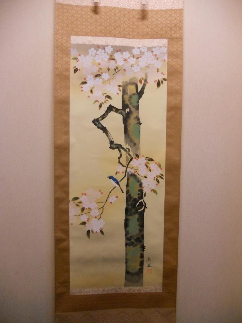 掛け軸 小川大鳳 桜に瑠璃鳥 絹本 希少 軸装 茶道具 掛軸 美品 です。