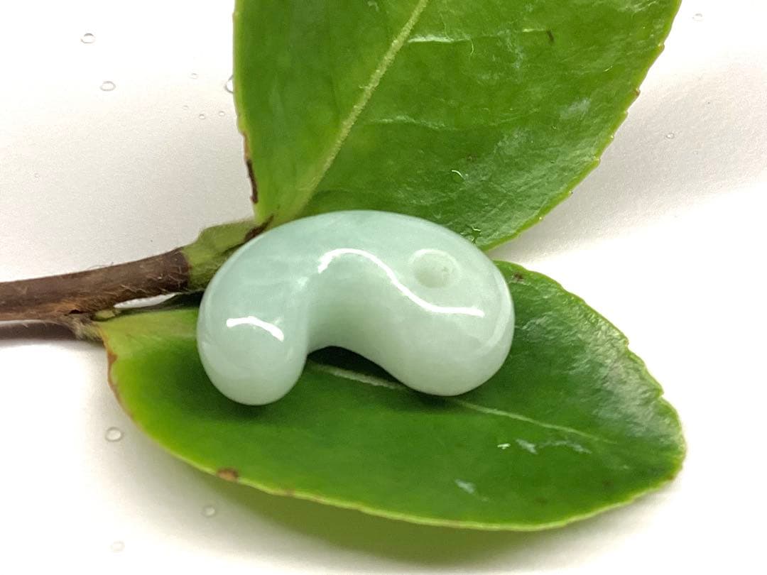 今回の原石大当たり極上*氷*糸魚川翡翠勾玉アイスジェイド幸運お守り　鑑別書付‼️