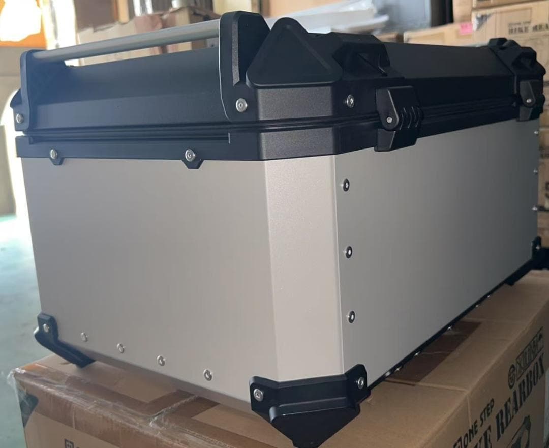 yykページ中古65L　バイクリアボックス アルミ制　シルバー