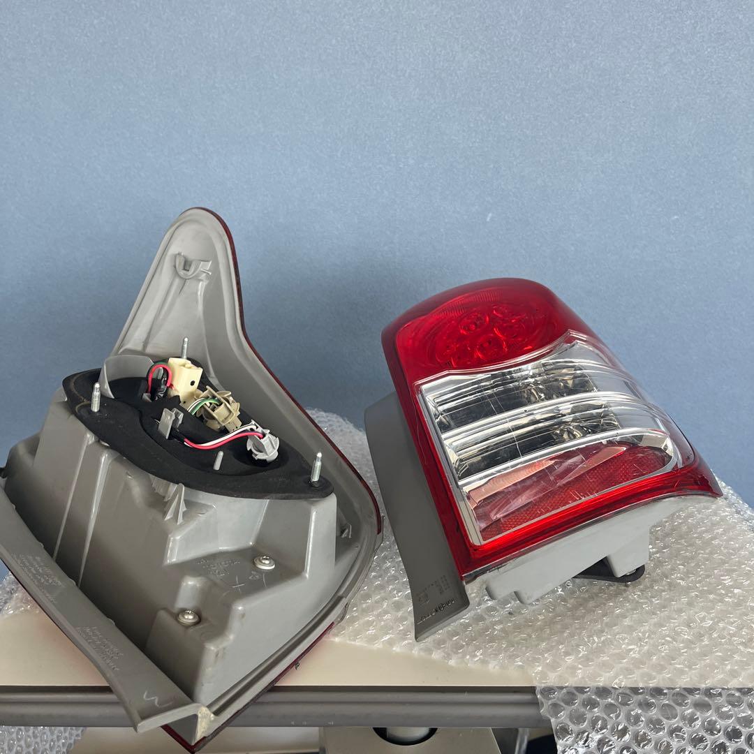 右側のみ　トヨタ カローラフィールダー141純正後期KOITO 13-100