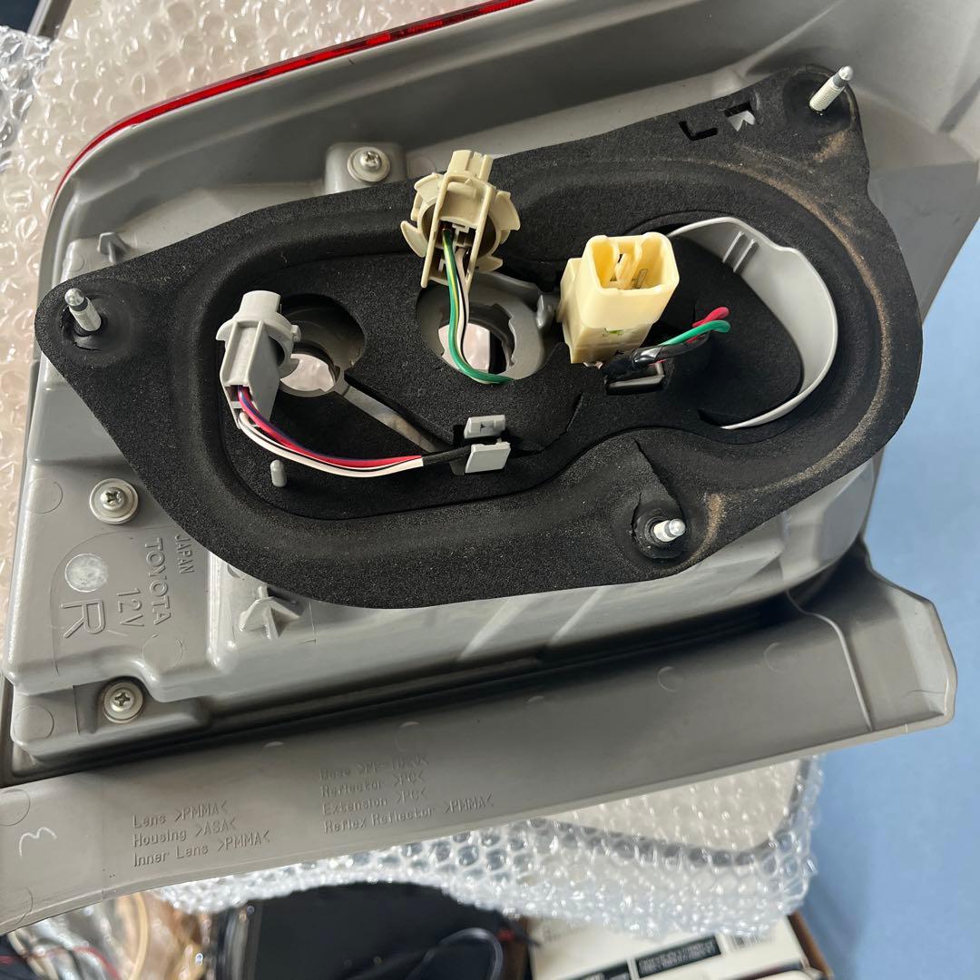 右側のみ　トヨタ カローラフィールダー141純正後期KOITO 13-100