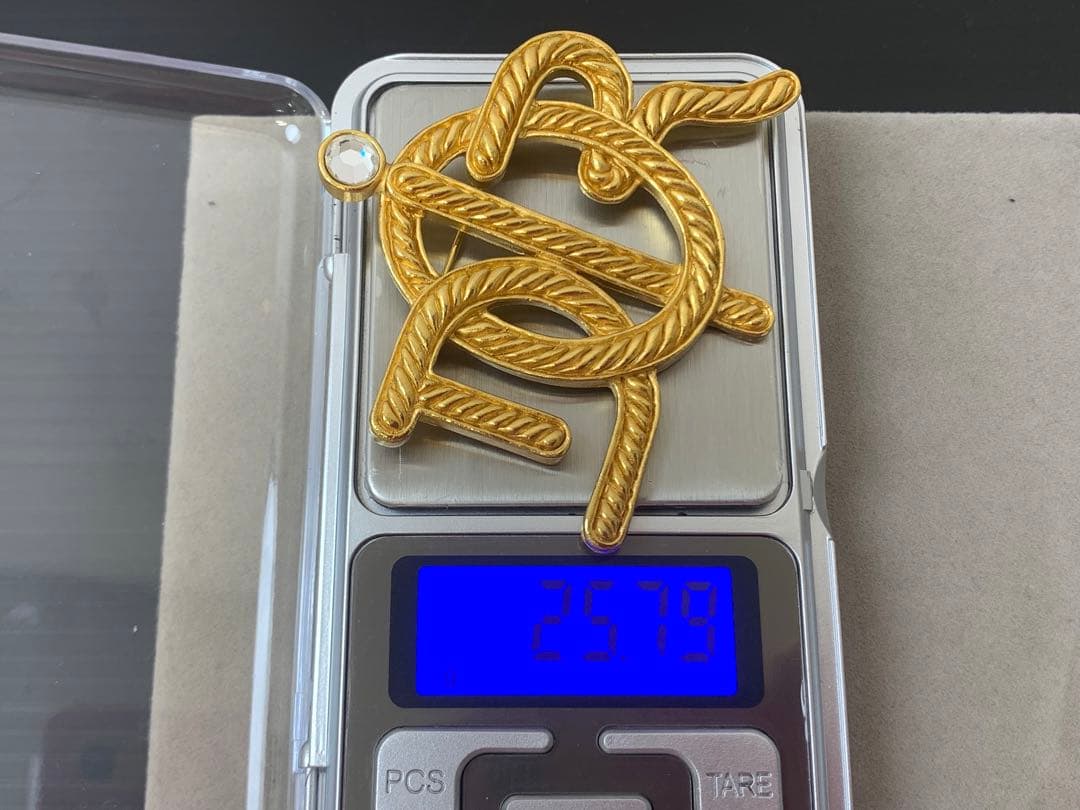 DIOR ディオール ブローチ ストーン アクセサリー ロゴ エンブレム