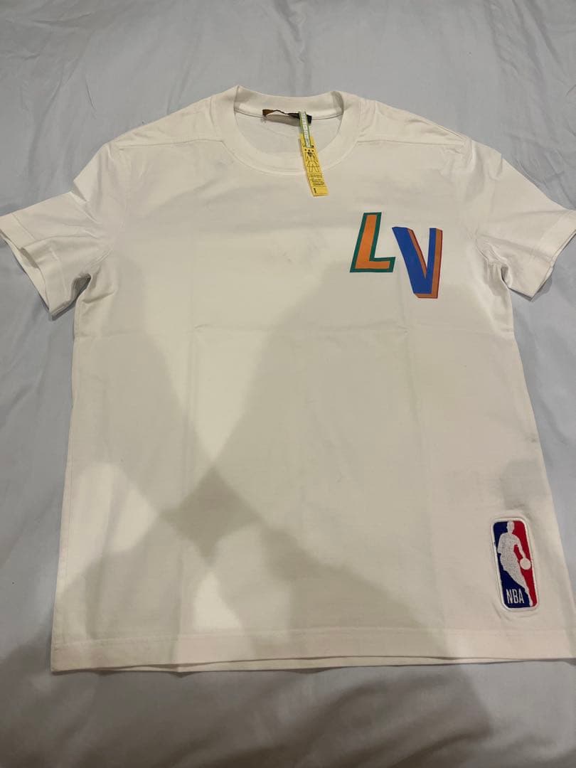 と*ん様 Louis Vuitton Tシャツ LVロゴ NBAロゴ付き