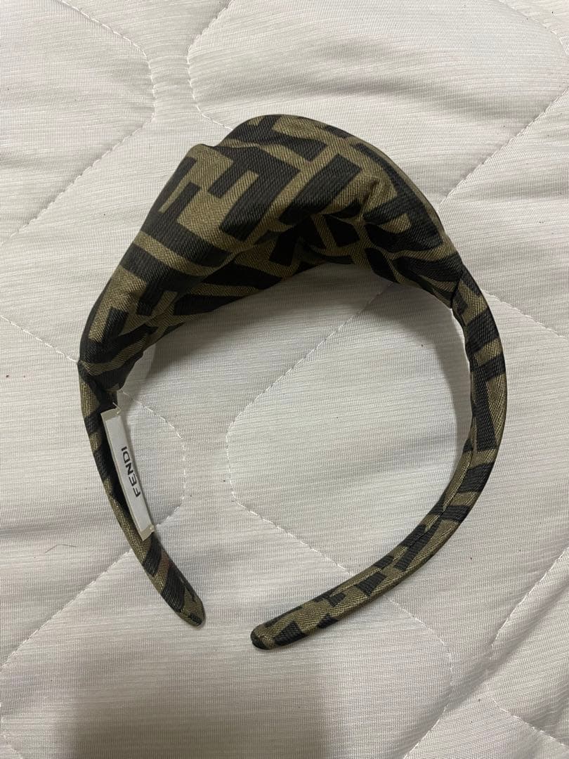 fendi カチューシャ　ヘアバンド　フェンディ
