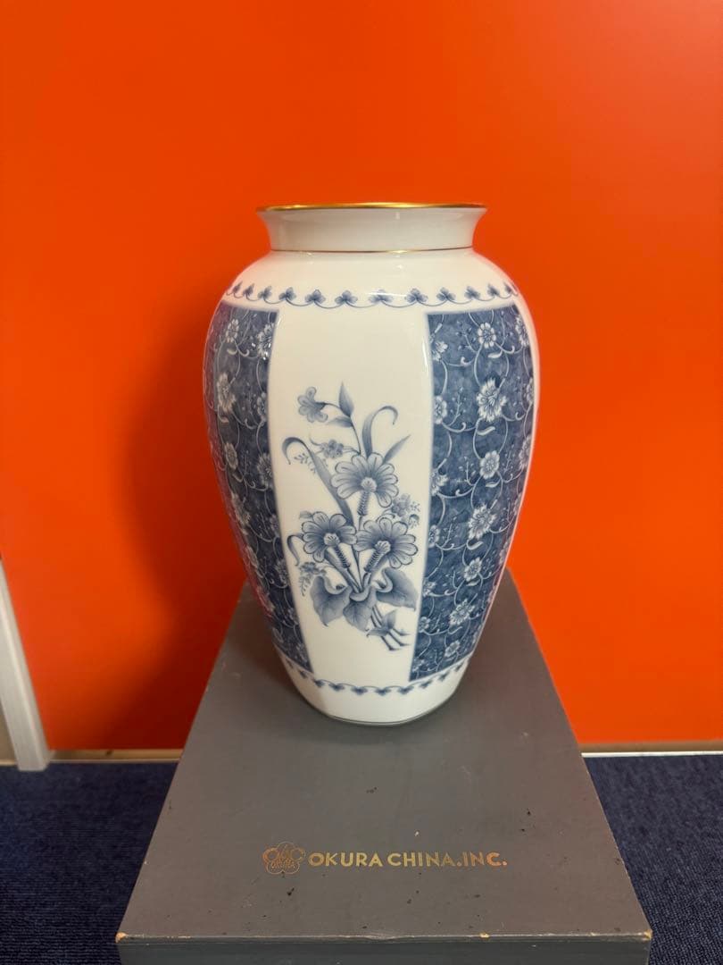 1779  大倉陶園 フラワーベース 花瓶 白磁 ブルー 染付 唐草 八角