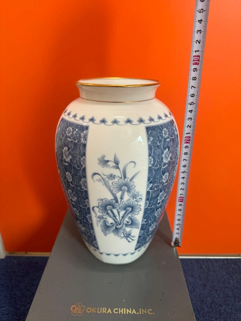 1779  大倉陶園 フラワーベース 花瓶 白磁 ブルー 染付 唐草 八角