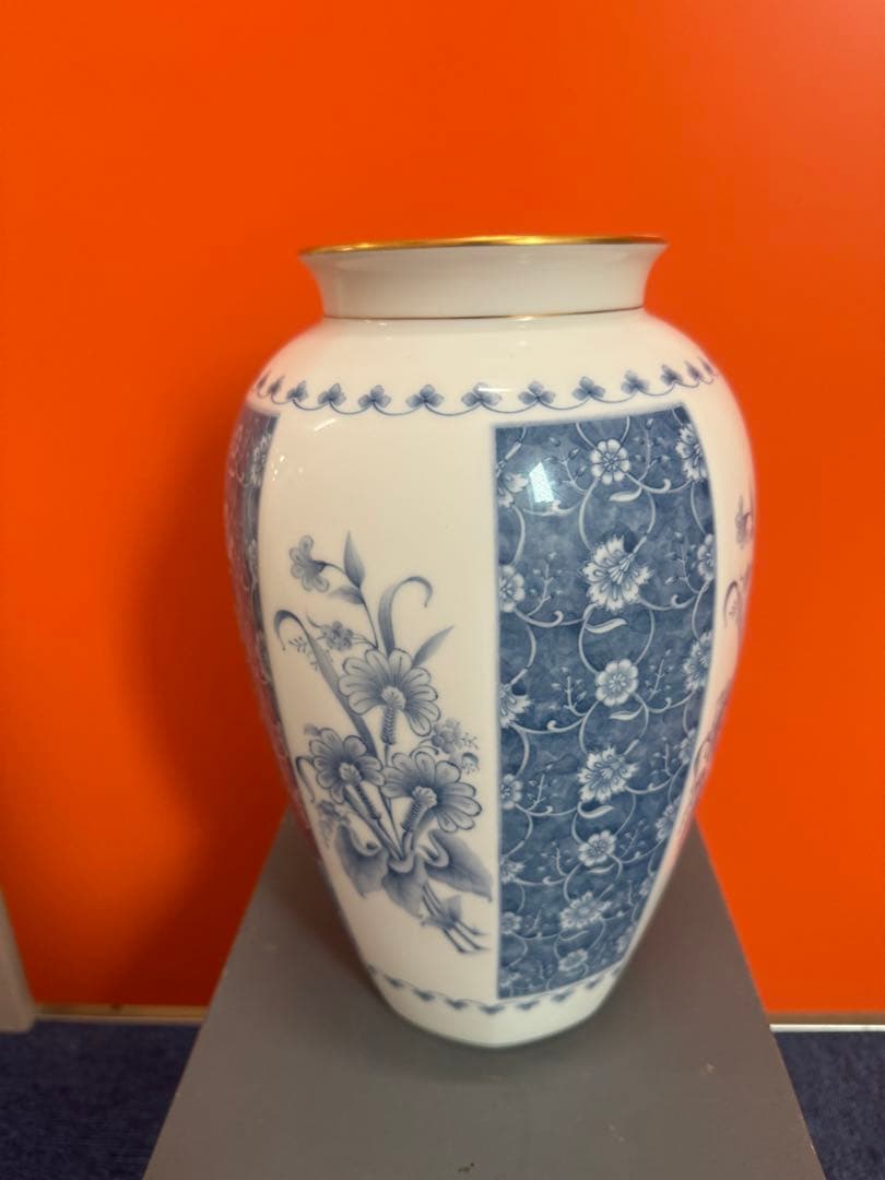 1779  大倉陶園 フラワーベース 花瓶 白磁 ブルー 染付 唐草 八角