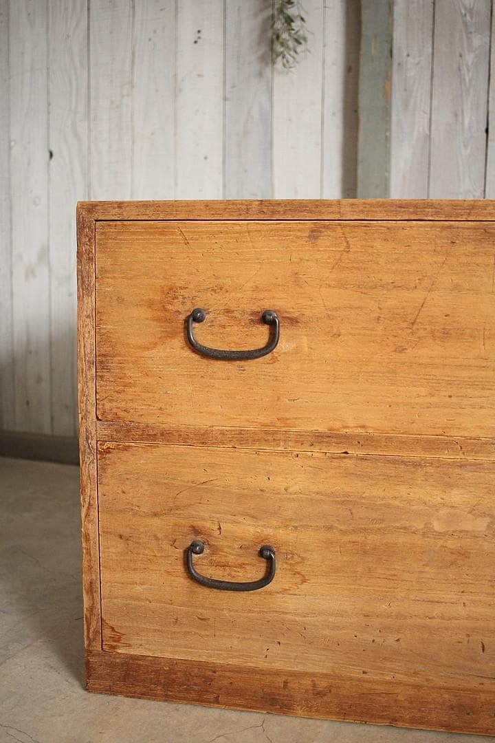 古く味のある木製の引き出し2段　チェスト　桐箪笥　タンス　古家具　古民家