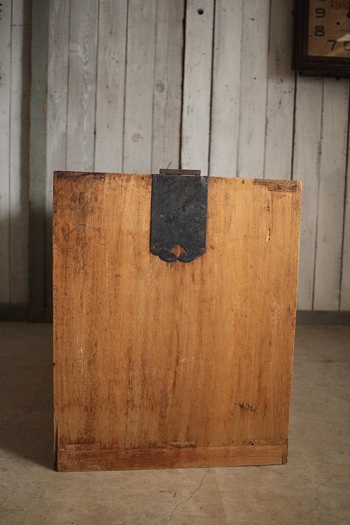 古く味のある木製の引き出し2段　チェスト　桐箪笥　タンス　古家具　古民家