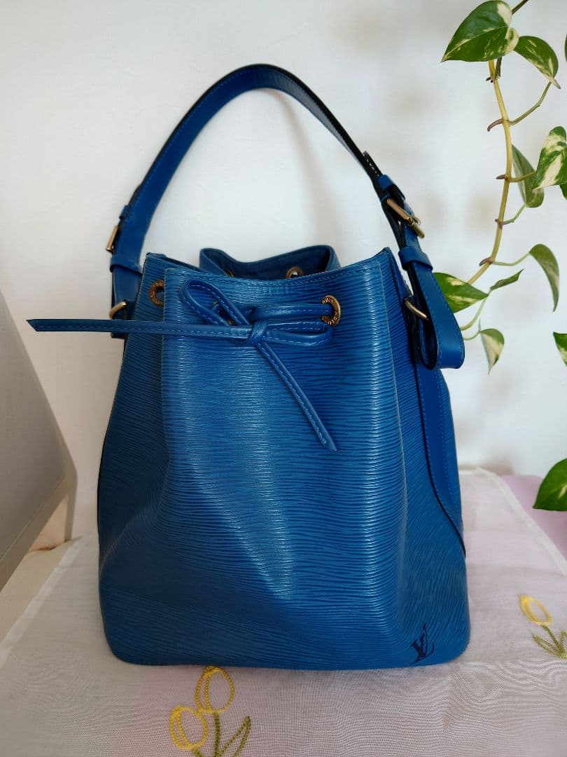 ルイヴィトンLouis Vuitton エピ　プチノエ 青