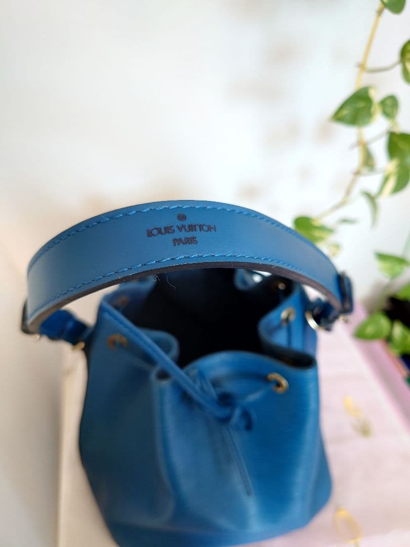 ルイヴィトンLouis Vuitton エピ　プチノエ 青