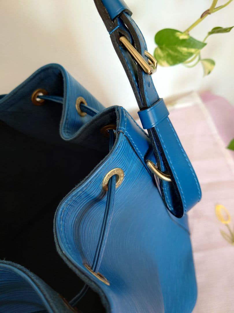 ルイヴィトンLouis Vuitton エピ　プチノエ 青