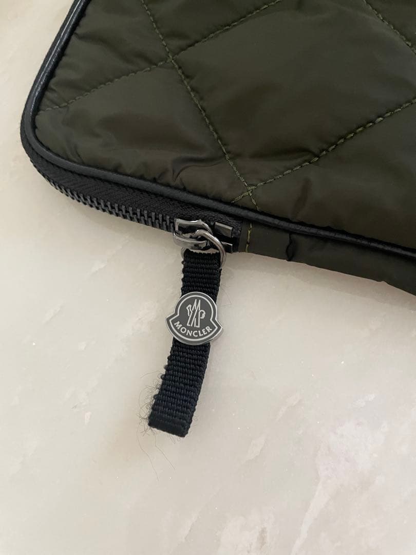 モンクレール　オリーブグリーン iPadケース キルティングデザイン