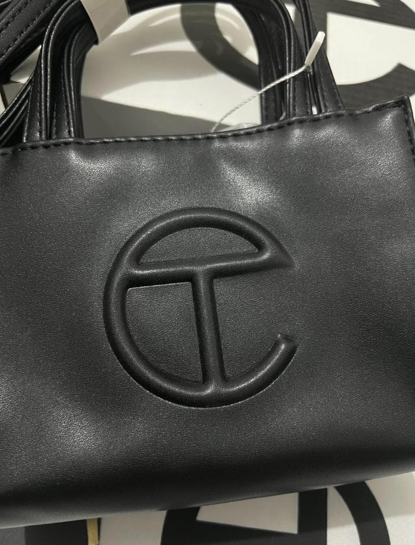 TELFAR 黒のショルダーバッグ 実物は撮影する