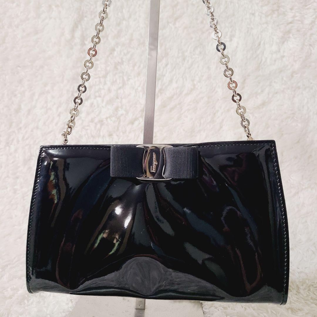 フェラガモ　ヴァラリボン　チェーンショルダーバッグ　2way パテントレザー　黒