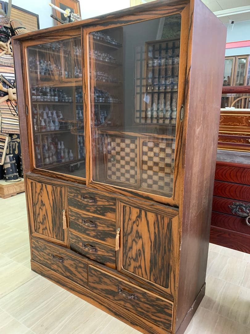 木製ガラス扉収納棚　和モダンな茶箪笥　虎斑模様　黒柿　アンティーク家具