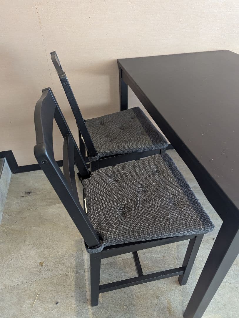 引取りなど限定 イケア ヘーゲルネス 黒の木製ダイニングテーブルセット 座布団付