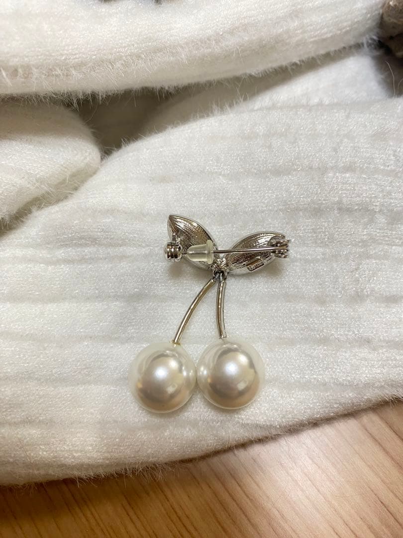 Rene ルネ　パール　チェリーピアスとブローチのセット