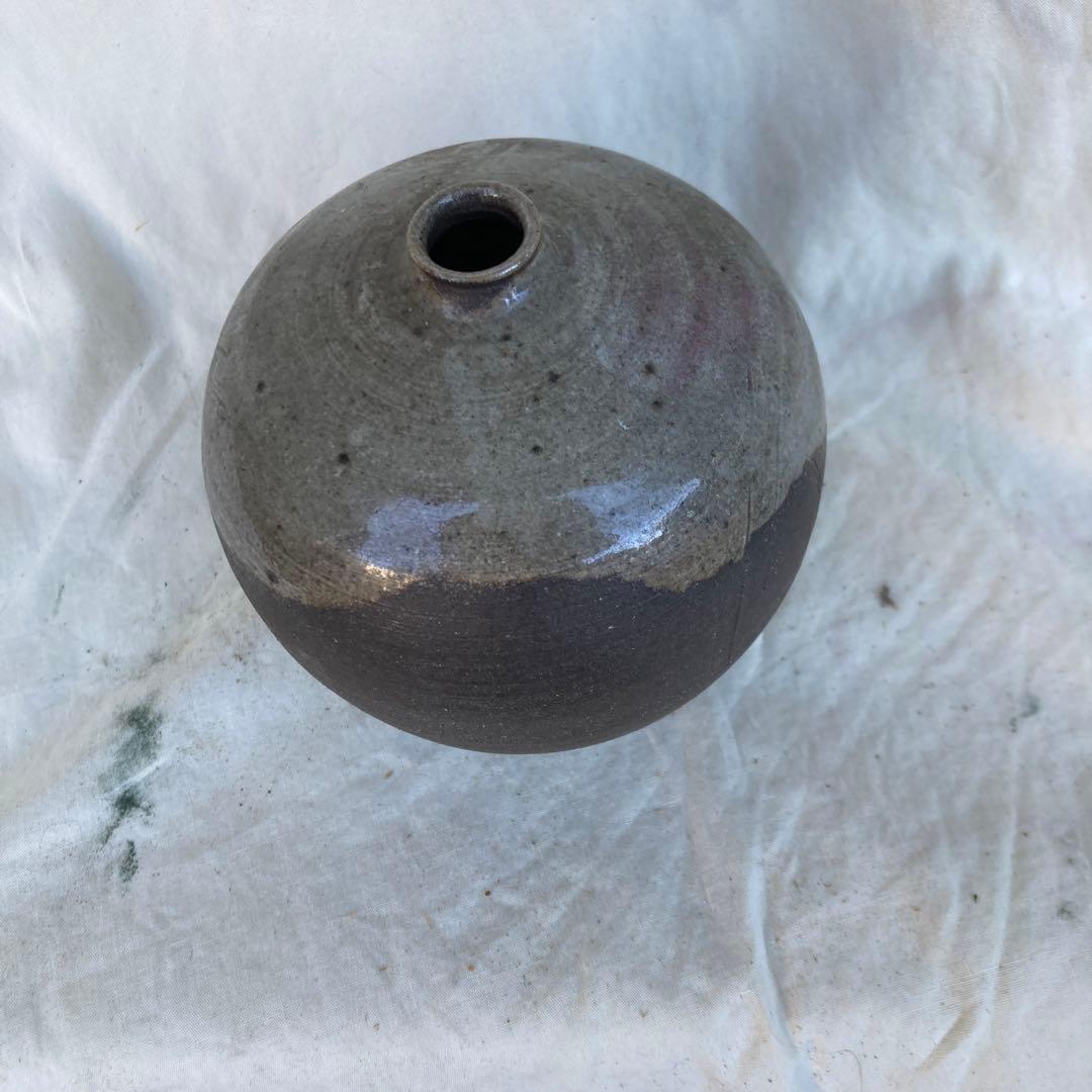 黒と灰色の陶器の花瓶