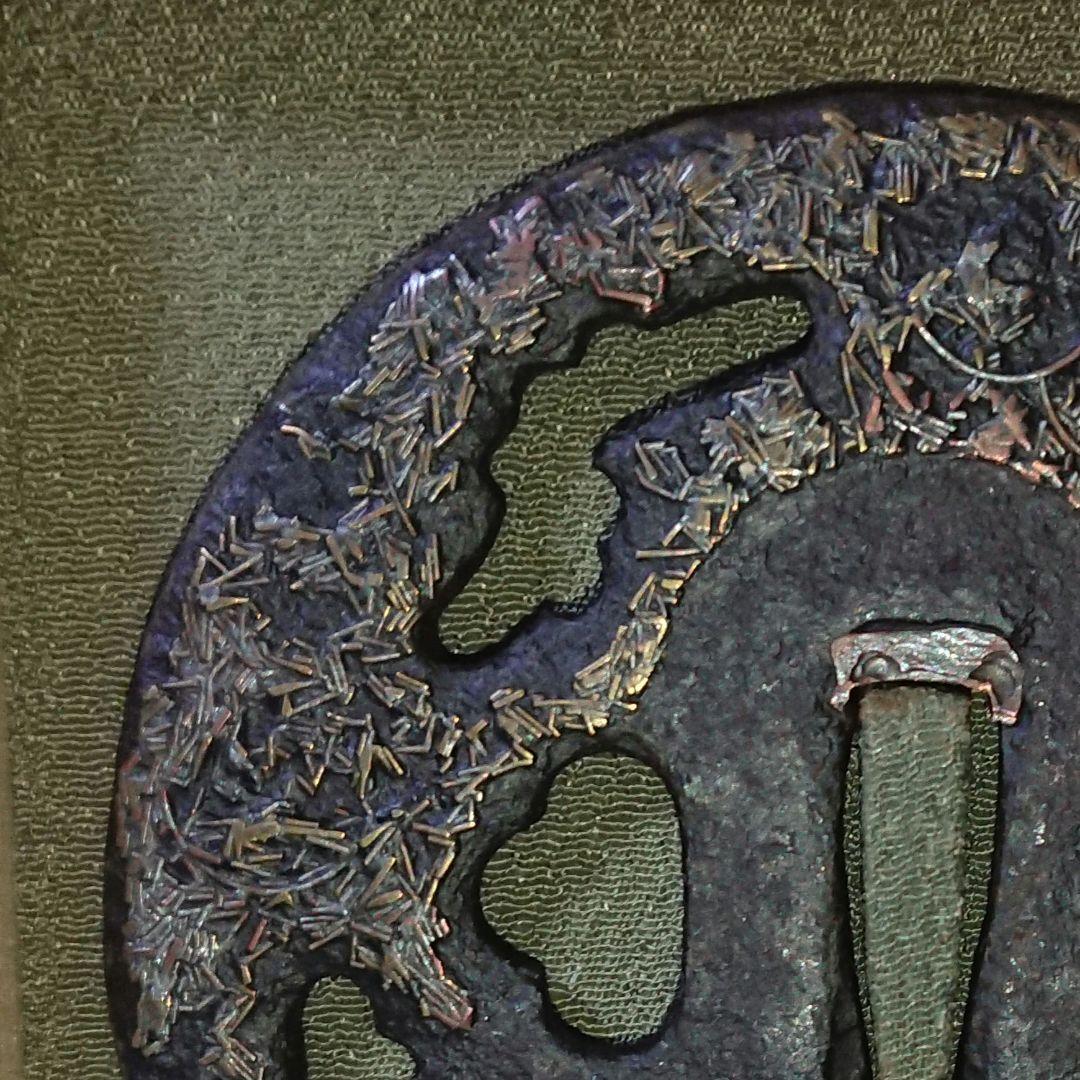 日本刀　鍔　大　高彫り 金象嵌　縦85mm 横85mm 厚み3mm 箱入り