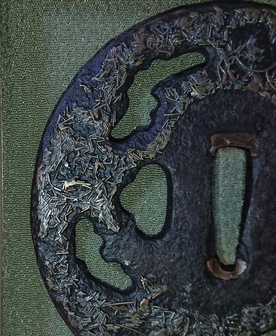 日本刀　鍔　大　高彫り 金象嵌　縦85mm 横85mm 厚み3mm 箱入り