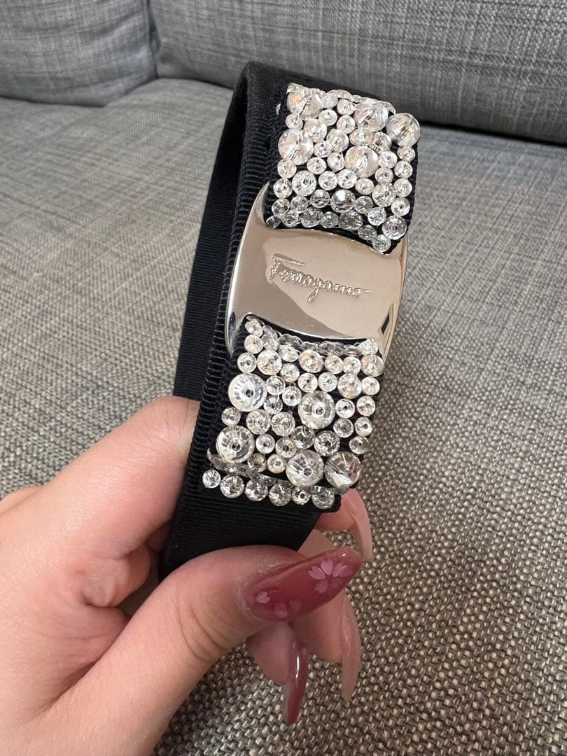 フェラガモ クリスタル ブラック カチューシャ