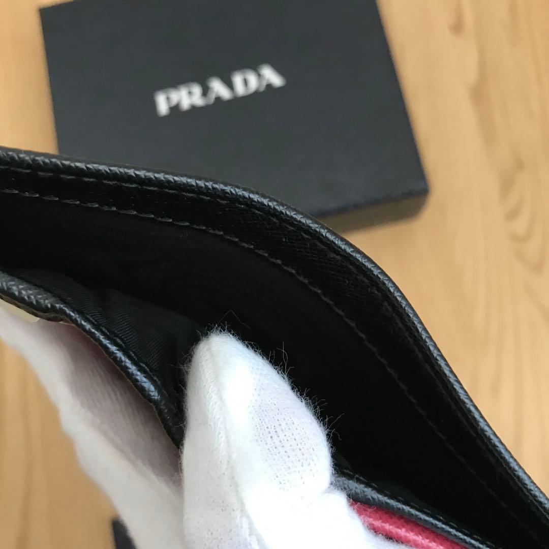 美品　PRADA プラダ　二つ折り財布　ミニ財布　黒×ピンク　マルチカラー
