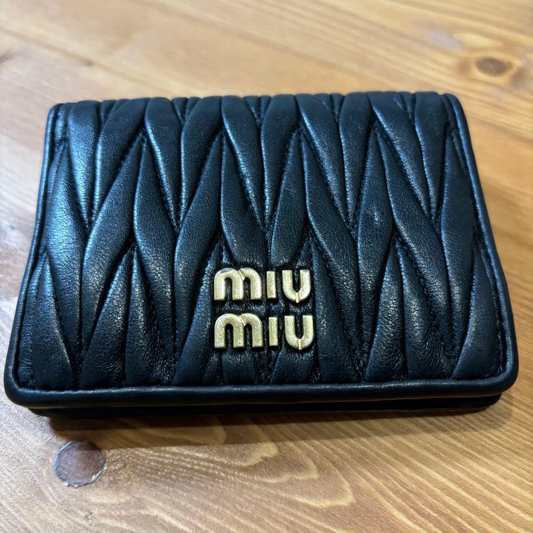 【上品】　miumiu マテラッセ　財布　二つ折り　ブラック　レザー　ロゴ