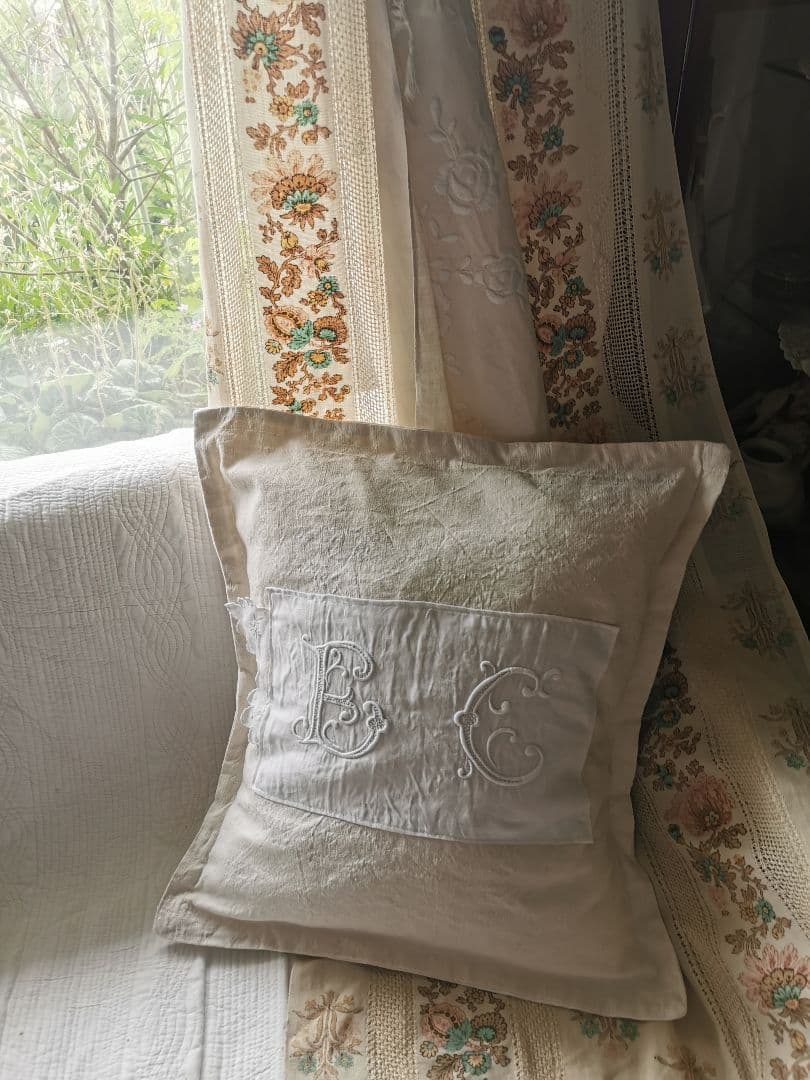 アンティークフランス 花文字モノグラムＥＣ手刺繍 リネンラージクッションカバー