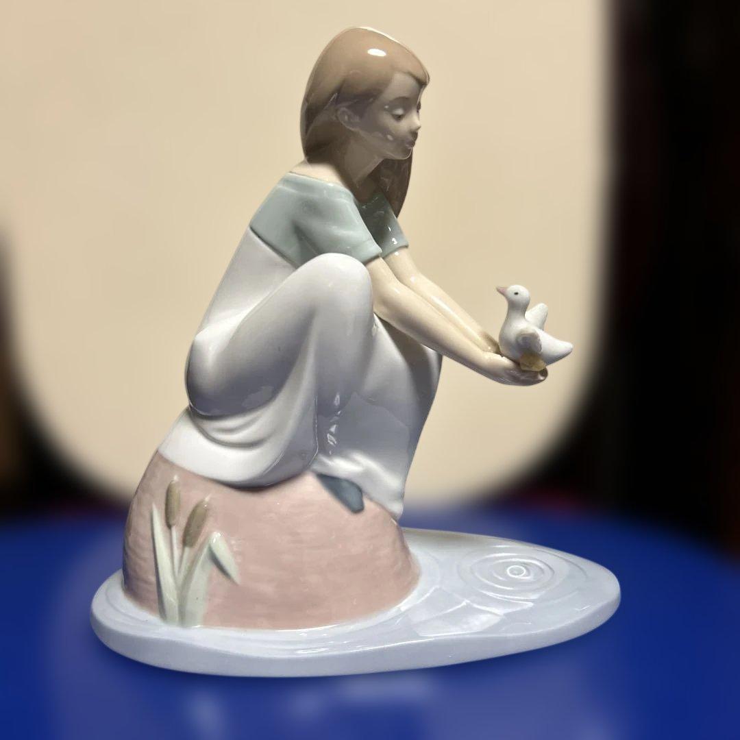 NAO 高さ21cm 少女と白い鳥の陶器置物