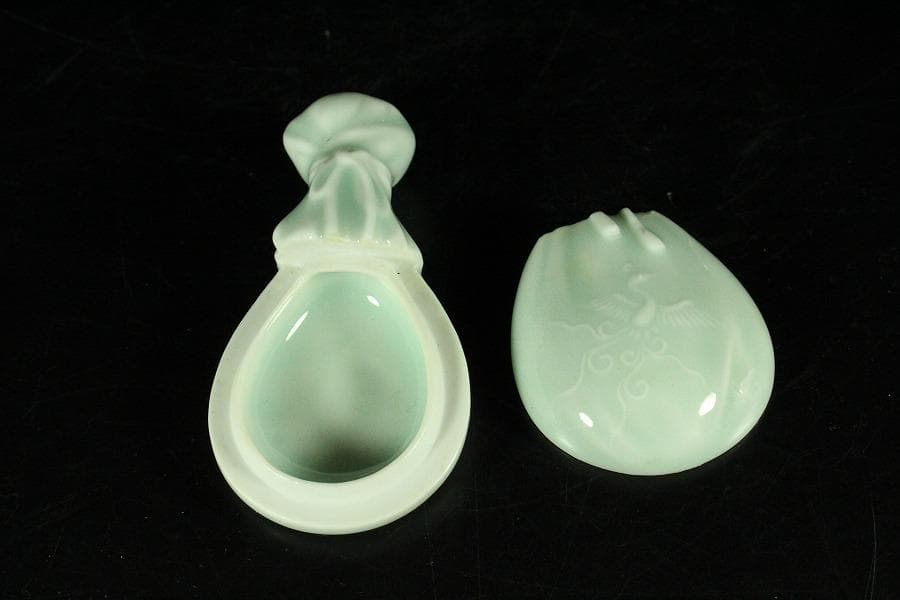 諏訪蘇山作 青磁 砂金袋 香合 共箱(K-BB522)